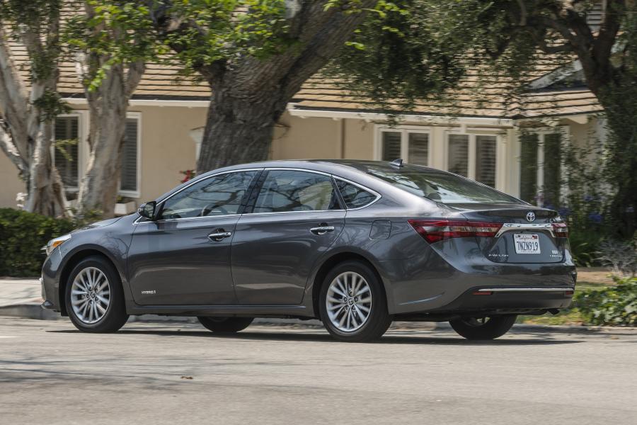  Toyota Avalon Hybrid 2016 года  (US) (фото 10 из 19)